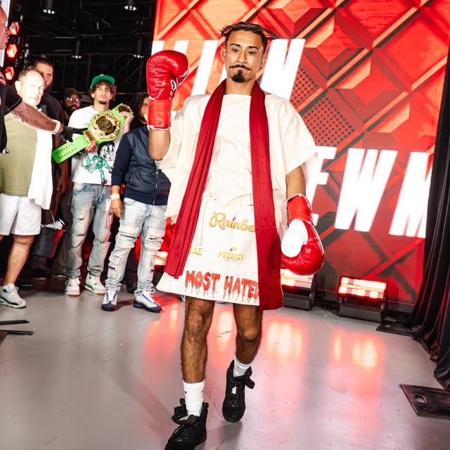 Julian Newman walking out in a boxing robe